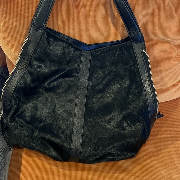Black leather bag with pony fur on sides - Picture 5 of 7